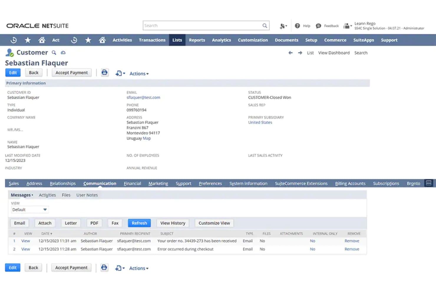 Record cliente NetSuite che mostra la cronologia delle comunicazioni con due messaggi email.