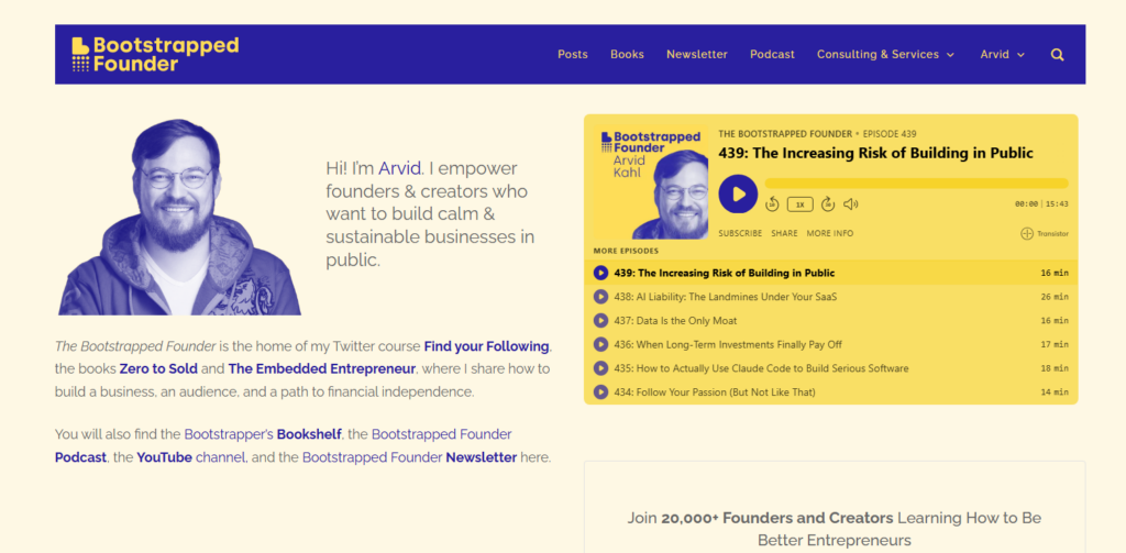 Homepage di Bootstrapped Founder che mostra il profilo del fondatore, il lettore di episodi del podcast, contenuti sull'imprenditorialità e la sezione della community della newsletter