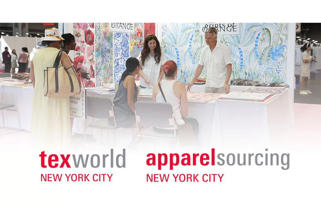 Participants examinant des échantillons de tissus colorés sur un stand du salon Texworld NYC.